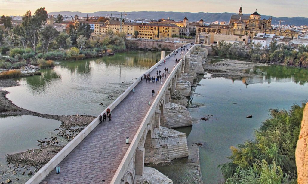 2-🌉 الجسر الروماني (Puente Romano)
