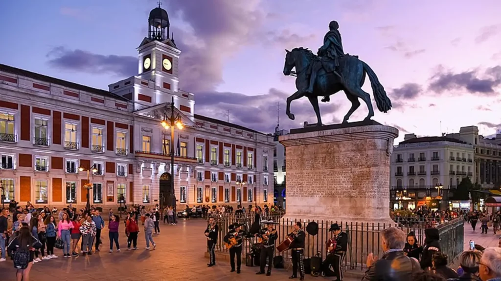 🌞 بوابة الشمس (Puerta del Sol)