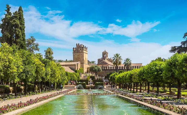 5-🏰 قصور الكالكاثار (Alcázar de los Reyes Cristianos)