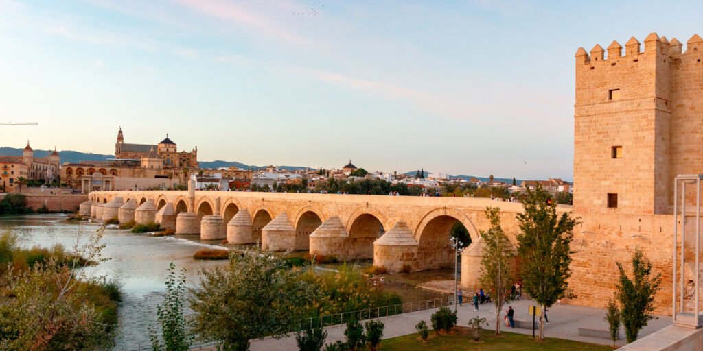 2-🌉 الجسر الروماني (Puente Romano)