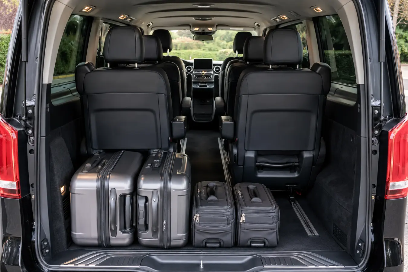 صورة توضيحية لداخلية V-Class XL ومساحة الأمتعة لخدمة نقل المطار